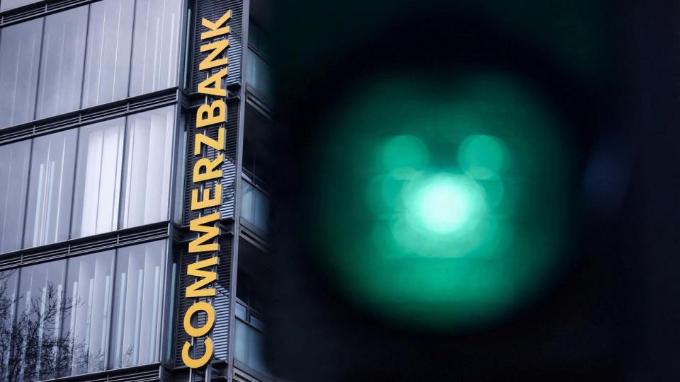 Siden 2023 har Unicredit løbende købt aktier i Commerzbank, og så sent som i juli i år lød det ifølge Reuters, at den italienske bank havde sikret sig 47,6 pct. af aktierne i Commerzbank.