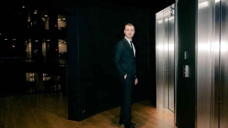 I september blev Asbjørn Mørk konstitueret som aktiechef i Danske Bank. Nu har han fået jobbet permanent og skal gennemføre en større intern reorganisering, som blandt andet medfører tre nyoprettede chefstillinger i afdelingen.