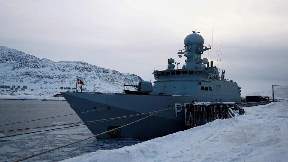Det danske militærfartøj P572 Lauge Koch, der ligger fortøjet i Nuuk Havn i Grønland.