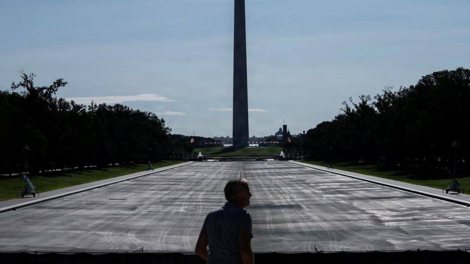 Trumps administration har brugt 16,4 mio. dollar (omkring 107 mio. kr.) på en ny belægning af bassin i Lincoln Memorial. Belægningen begyndte at skalle af få dage efter, at arbejdet var afsluttet.