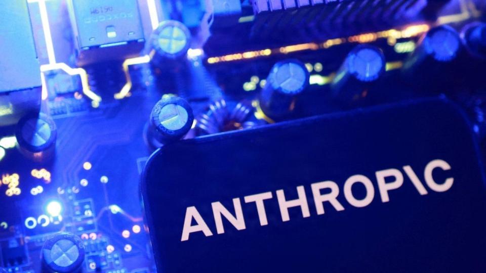 Tirsdag åbnede Anthropic for adgang til AI-modellen Fable 5. Lørdag måtte selskabet dog deaktivere den igen, som følge af at amerikanske sikkerhedsmyndigheder har udstedt et “eksportkontroldirektiv”. 