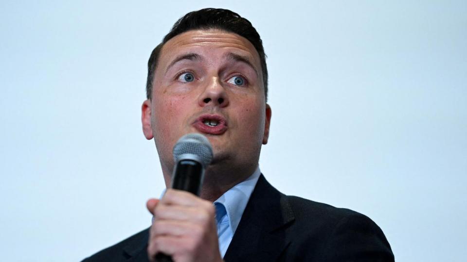 Storbritanniens tidligere sundhedsminister Wes Streeting vil udfordre Starmer ved et eventuelt lederskabsvalg.