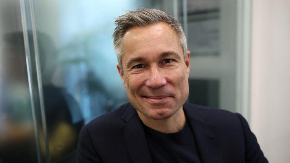 Med et vederlag på 54,7 mio. kr. er Adam Steensberg, adm. direktør i Zealand Pharma, igen at finde i toppen af lønlisten. Selv om aktien i Zealand Pharma sidste år faldt med 34,5 pct. opnåede selskabet en historisk partnerskabsaftale med medicinalgiganten Roche, som indbragte en forudbetaling på 1,65 mia. USD.