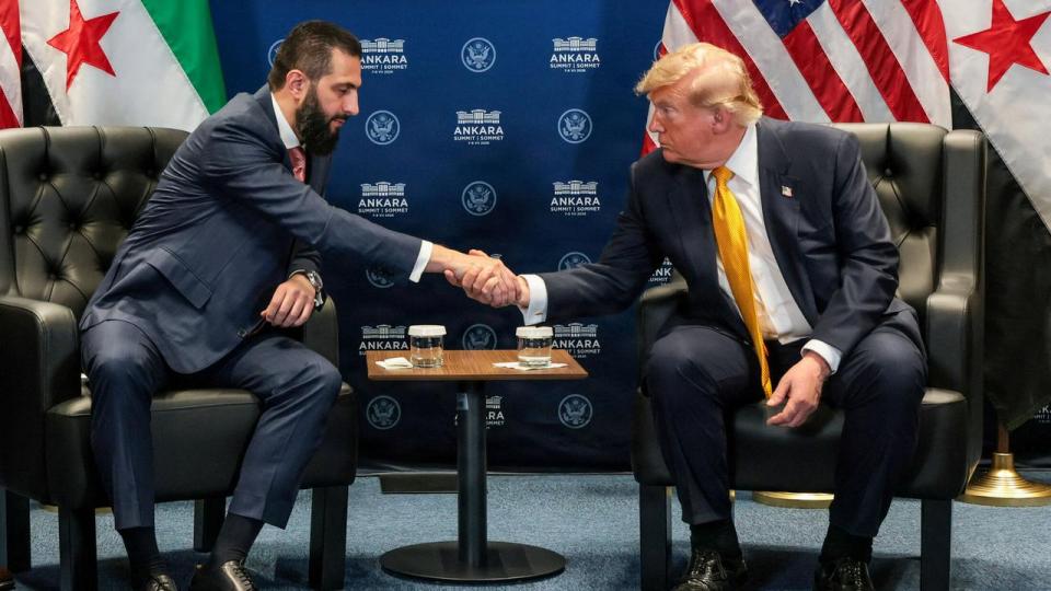 Tiltaget om at fjerne Syrien fra en amerikansk liste over stater, der støtter terrorisme, kom på tale efter et møde mellem den amerikanske præsident, Donald Trump, og Syriens præsident, Ahmed al-Sharaa.