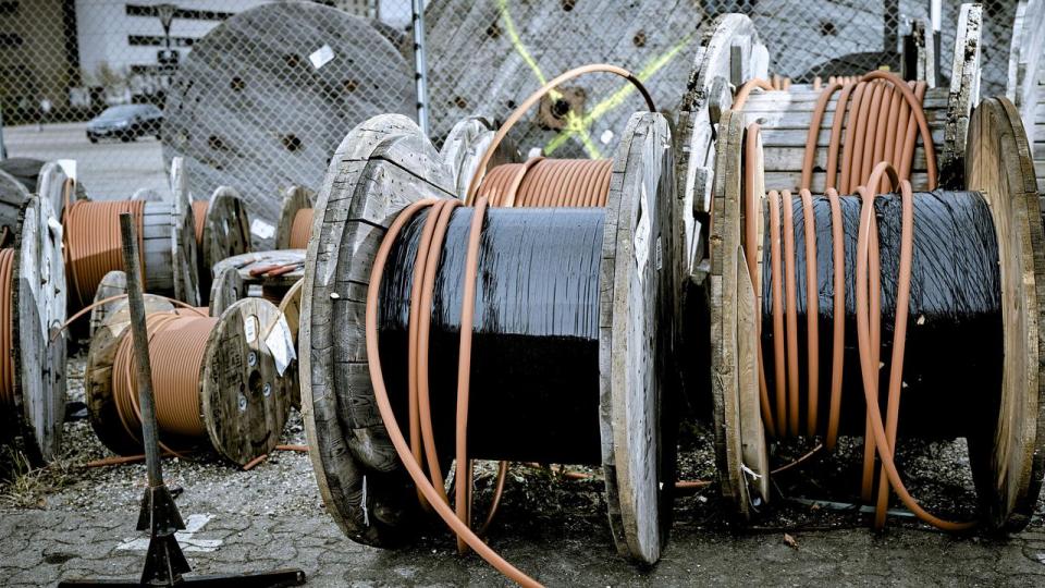 Ruller med fiberkabler. Nye prislofter kan sende regningen for internet i vejret for både virksomheder og privatkunder.