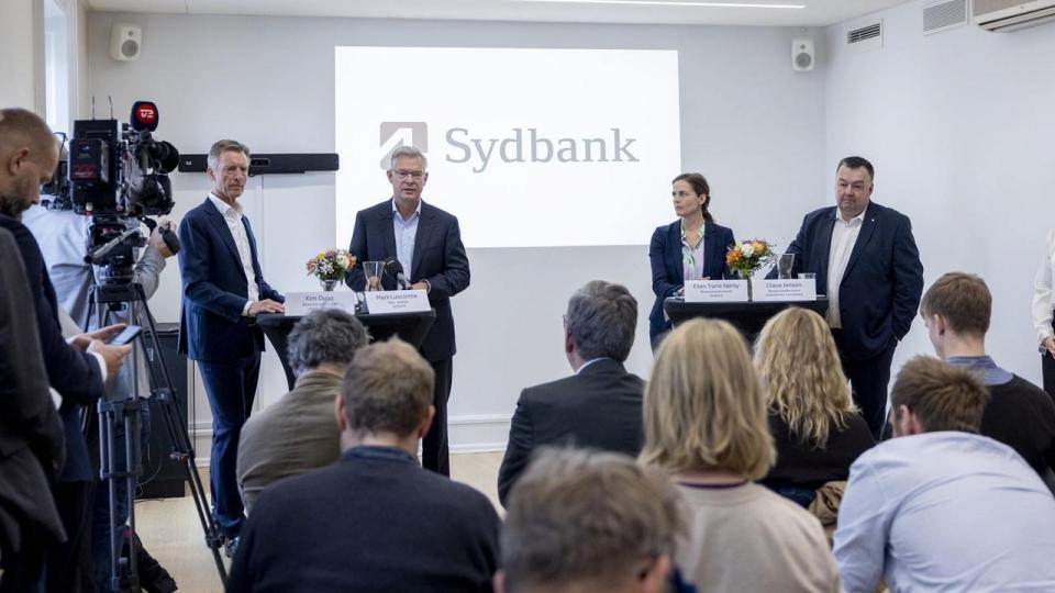 Mark Luscombe (nummer to fra venstre) skal være adm. direktør i AL Sydbank og ses her på pressemødet, hvor han præsenterer fusionen. 