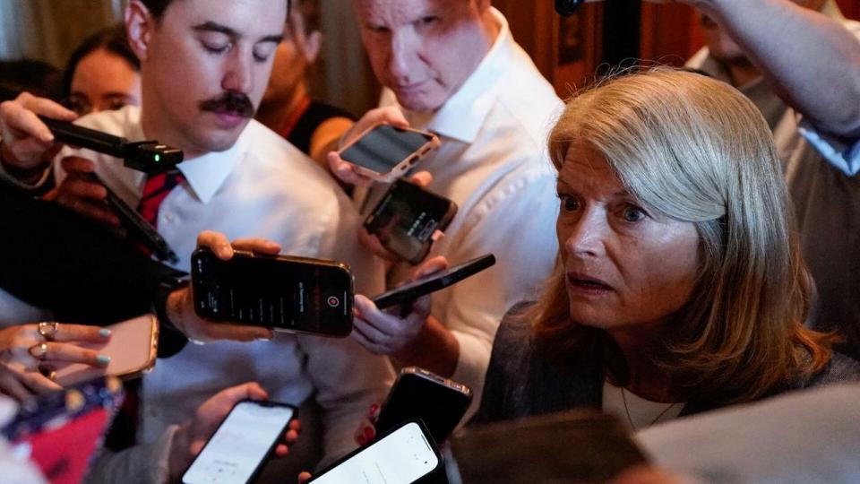 En ja-stemme fra den moderate senator Lisa Murkowski sikrede flertallet i Senatet tirsdag. 
