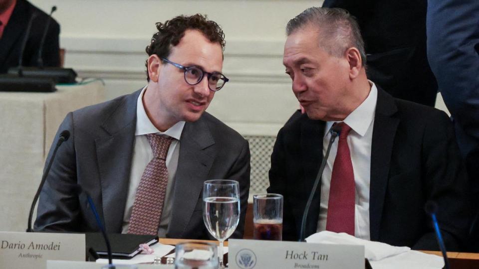 Adm. direktør i Broadcom Hock Tans (t.h.) udtalelser fra et event i Singapore mandag har tiltrukket meget opmærksomhed. 