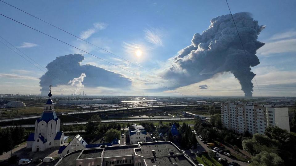 Tyk røg stiger til vejrs over Sankt Petersborg efter ukrainske angreb på russiske lagerbygninger den 24. juli.  