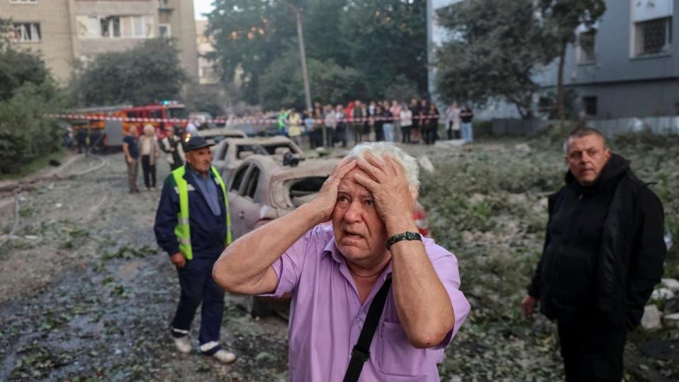 Billede fra torsdag viser mand i Lviv i Ukraine, efter at en bygning er blevet ramt af et russisk missilangreb.