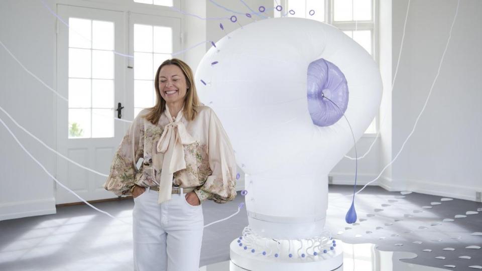 Louise Iuel Albinus er glad igen og har netop åbnet Valdemars Slot for besøgende. Som kunsthistoriker har hun fokus på samtidskunst, f.eks. kinesiske Rong Baos skulptur i tehuset.
