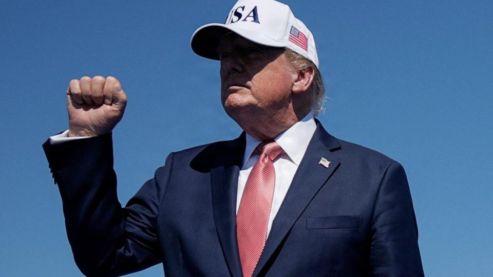 Donald Trump, der her ses tirsdag under et arrangement i Washington D.C. for amerikansk stål, mener, at tyskerne er blevet trætte af "forfærdelige" regler og bestemmelser om immigration.