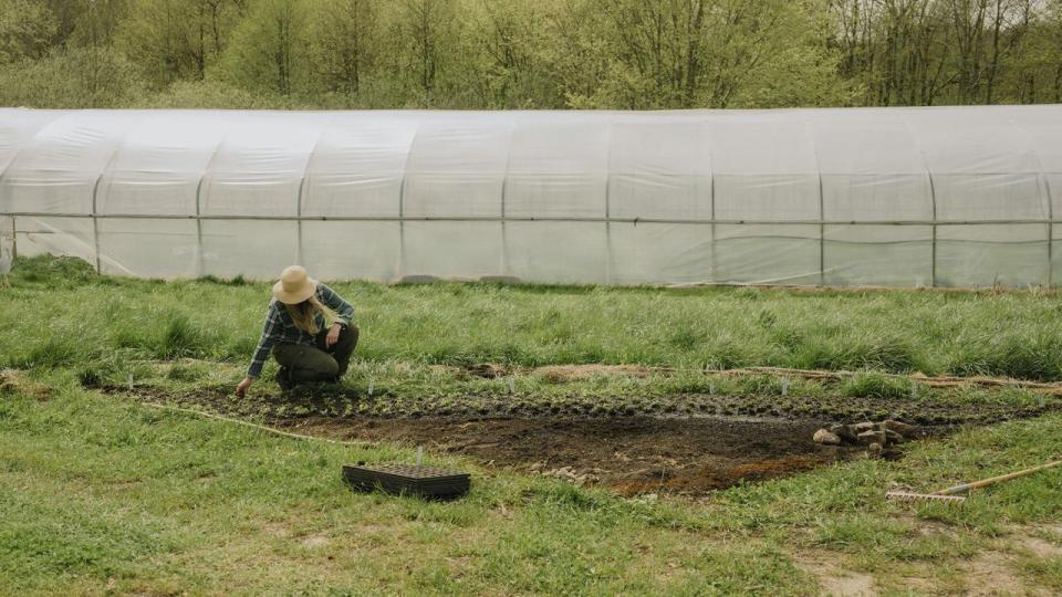 De fortællinger, mange møder om landbruget i dag, handler sjældent om mennesker. De handler om systemer, regulering og interessekonflikter, skriver Cindie Christiansen. På billedet ses Emma Rej, medstifter af det regenerative landbrug Månedalen.
