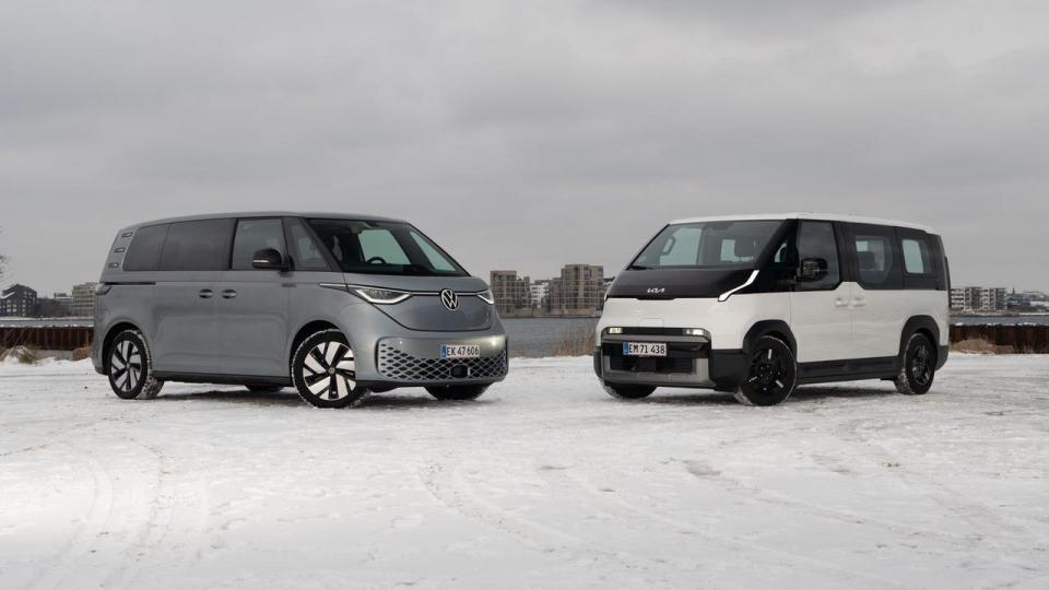 VW ID. Buzz (t.v.) var den syvende mest solgte nye bil herhjemme i 2025 og brugtimporteres i stort antal. Nu er der en ny aspirant til danske storfamilier i form af Kia PV5.
