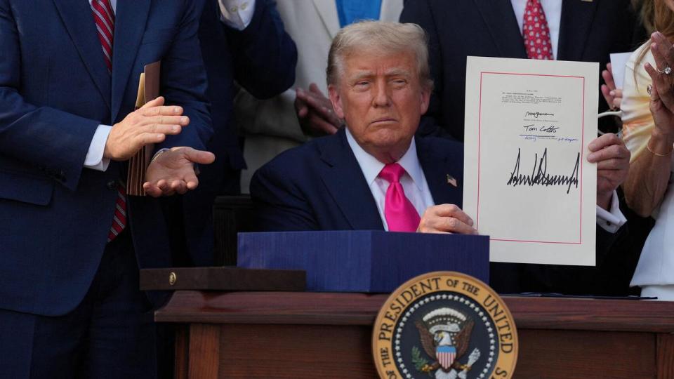 USA’s præsident Donald Trumps lovpakke Big Beautiful Bill fra juli 2025 indeholdt betydelige nedskæringer, der blandt andet skal finansiere skattelettelser til landets største virksomheder og rigeste borgere. 