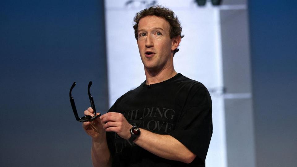 Meta-topchef Mark Zuckerberg ses præsentere brillerne Ray-Ban Meta Audio under en konference onsdag. De har ikke et indbygget kamera, men kan optage lyd.