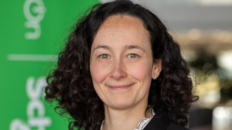 Den politiske debat om elnettet er præget af akutpakker, tilslutningskøer og behovet for flere kabler i jorden. Men vi er forbi det punkt, hvor vi kun kan bygge os ud af udfordringerne, skriver Anca Galinescu-Almiray.