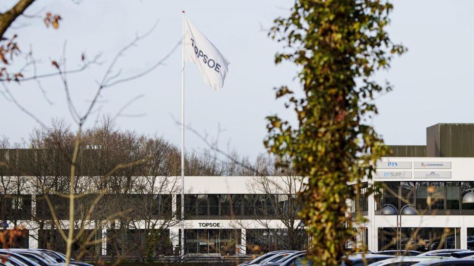Topsoe er i gang med at færdiggøre en milliardfabrik i Herning, der skal producere elektrolyseanlæg, der kan omdanne strøm til grøn brint. Sidste år sikrede selskabets sig støtte til en lignende fabrik i USA, men fremtiden for den er i dag noget mere usikker.