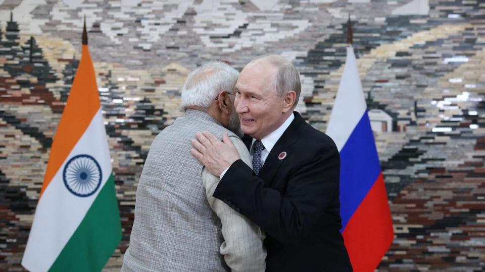 Ruslands præsident Vladimir Putin og Indiens premierminister Narendra Modi i venskabelig omfavnelse ved indledningen til et bilateralt møde i Shanghai Cooperation Organisation, der samler en halv snes lande, bl.a. Iran, Kina, Indien og Rusland.