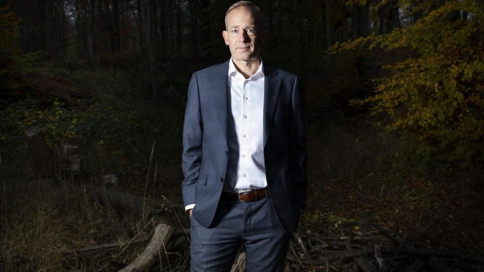 “Hvis vi gennemfører projektet, kan vi reducere vores CO2-udledning markant, styrke konkurrenceevnen og fremtidssikre de 400-500 arbejdspladser i Tønder. Men vi kan ikke forpligte os til en investering på den størrelse uden at vide, om vi kan få strømmen,” siger Torben Rosenkrantz-Theil, adm. direktør i Hartmann.