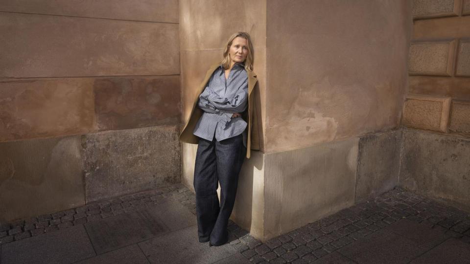 Designeren Britt Sisseck i tre af de blot ni stykker tøj, som et af hendes "kapitler" består af - denne uge har hun netop lanceret et nyt. 