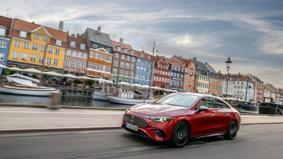 Den nye Mercedes-Benz CLA blev præsenteret for den internationale presse i København. Bilen her er en CLA 250+ i Patagonienrot Metallic.