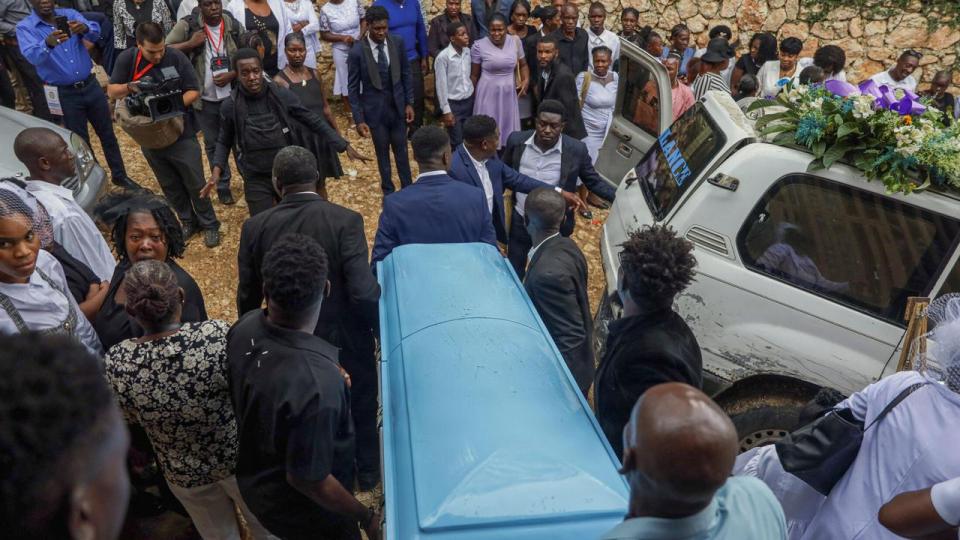 Haitianere deltog i september i en fælles begravelsesceremoni for mere end 20 personer, der var blevet dræbt af bevæbnede bandemedlemmer i en forstad til landets hovedstad, Port-au-Prince. Store problemer med bandevold har flere gange udskudt udsigten til afholdelse af valg i Haiti.