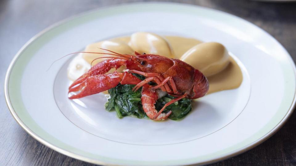 Restaurant Babel serverer gamle franske klassikere som denne portion quenelles med krebs.