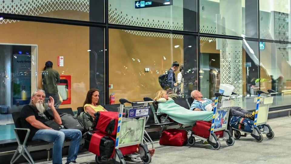 Strandede passagerer på Maldiverne kan ikke komme hjem, fordi flere lufthavne i Mellemøsten er lukkede.