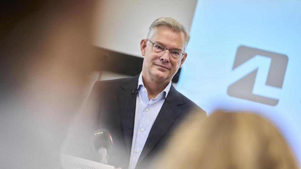 Mark Luscombe, administrerende direktør i AL Sydbank, mener, der er flere årsager til, at medarbejdertallet er faldet.