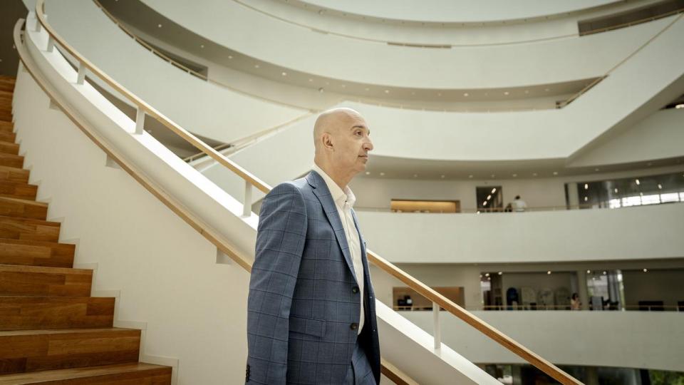 Mike Doustdar har siden august været adm. direktør for Novo Nordisk, der længe har kæmpet med producenter, der sælger efterligninger af selskabets vægttabsmidler i USA. Mandag sagsøgte selskabet amerikanske Hims & Hers.