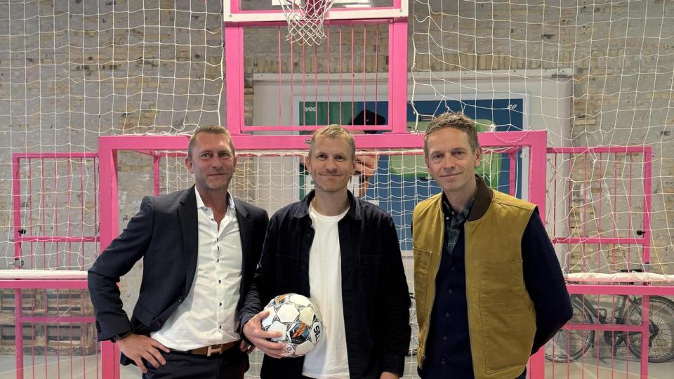 Mens mange tech-virksomheder nøjes med sækkestole og bordfodbold i det åbne kontormiljø, har danske Veo bygget en hel fodboldbane midt i hovedkontoret i København. Her mødes CEO Henrik Teisbæk (i midten) med podcastværterne Tue Mantoni (th) og Bjørn Winkler Jakobsen til en snak om, hvordan man bevarer den professionelle ledelse – selv når væksten løber stærkt.