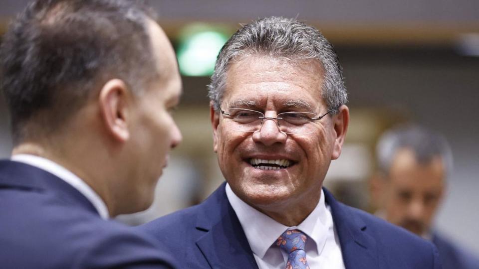 EU’s handelskommissær, Maros Sefcovic, skriver på X, at EU er klar til at forsvare sine interesser.