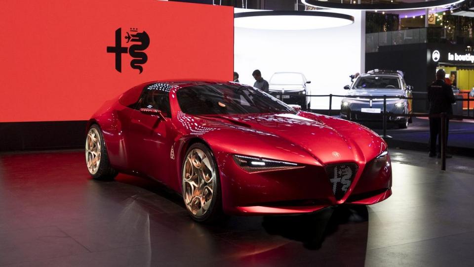 Alfa Romeos konceptbil Cuorerosso betyder 'rødt hjerte' på italiensk. Her er V6-biturbobenzinmotor, men om bilen går i produktion er ikke oplyst.