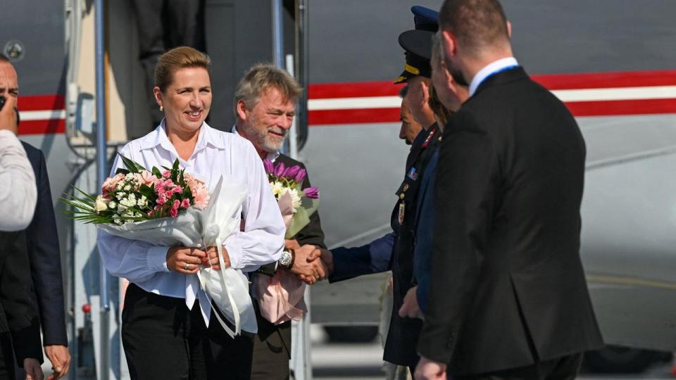 Statsminister Mette Frederiksen (S) ankom tirsdag sammen med sin mand Bo Tengberg til til Esenboga lufthavnen for at deltage i Nato-topmødet i Ankara. 