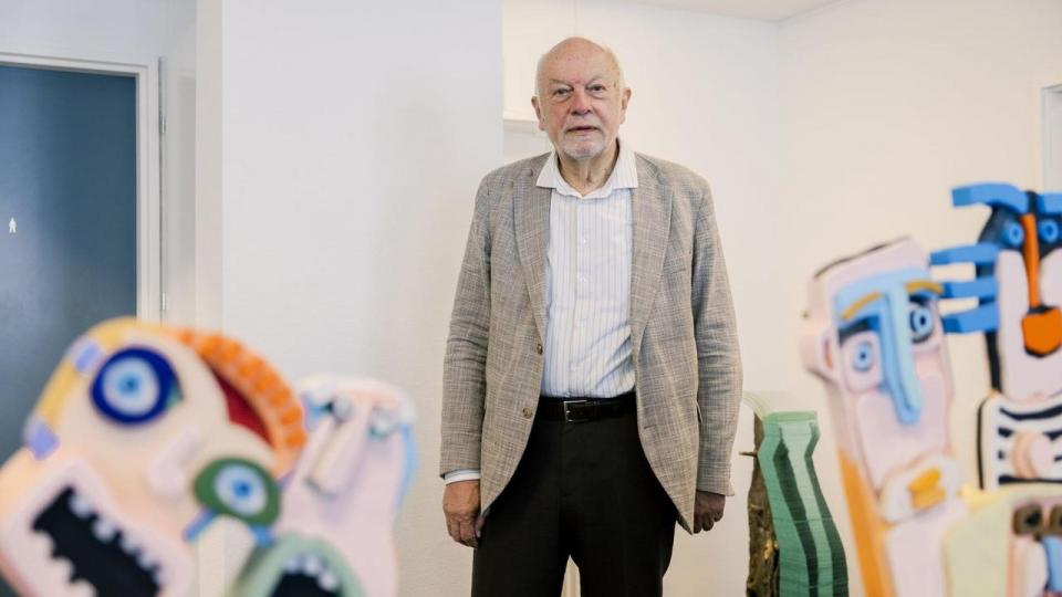 Poul Erik Bech, her ved Leif Sylvester-kunst ved indgangen på hovedsædet i København. Nu donerer han store skulpturer til hjembyen Varde og små skulpturer som julegaver til sine mange ansatte i EDC. Torsdag fik han æresprisen ved Erhvervslivets Kulturpris. 