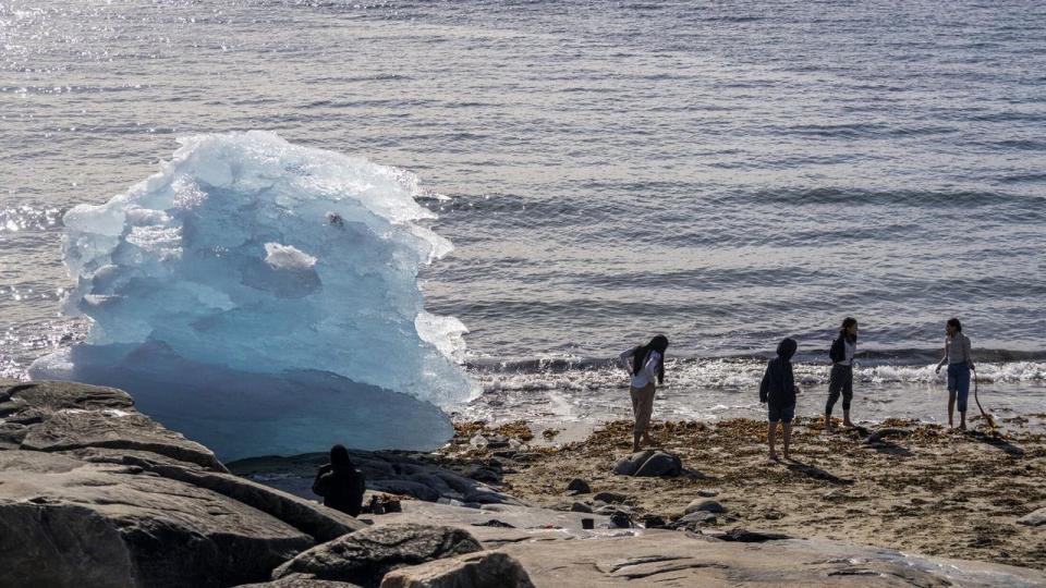 Børn leger ved stranden foran Hans Egedes Hus i Nuuk. 