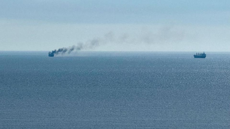 Et civilt fragtskib står i brand efter et russisk angreb nær den ukrainske havneby Odesa i Sortehavet 14. juli 2026. Ifølge Financial Times er mere end 570 skibe blevet angrebet i Sortehavet siden årets begyndelse, og mindst 40 søfolk har mistet livet.