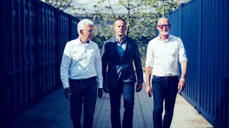 Per Christensen (tv) blev mangemillionær på Pandora. Nu laver han endnu engang en fremragende investering. Her ses han i selskab med Nicklas Guldberg fra Waterland (i midten) og adm. direktør for Norisol, Lars Bork Hansen.  