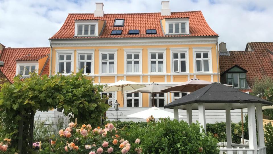 Arnfeldt Hotel og Restaurant er en perle i idylliske Ærøskøbing. Morten og Katrine Arnfeldt har opbygget et hotel, hvor gæsterne virkelig føler sig hjemme, og hvor de får masser af opmærksomhed. PR-foto
