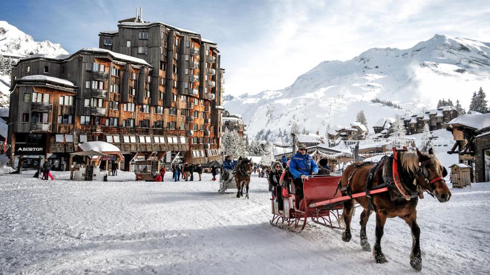 En kanetur er den eneste måde at blive fragtet rundt på i Avoriaz. Biler har ingen adgang. Foto: Jeff Pachoud/AFP/Ritzau Scanpix