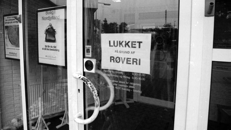 Aalborg, okt.05. SKUDRØVERI: Sparekassen Nordjyllands afd. på hjørnet af Gugvej og Fælledvej i Aalborg Syd blev ved 14 tiden torsdag udsat for et væbnet røveri. En 20-35 årig mand cyklede væk af Fælledvej med 60.000, - kr efter at have affyret en cal. 22 pistol i væggen inde i banken. (foto:henning bagger/npf).95.c.%5BBAG%5D