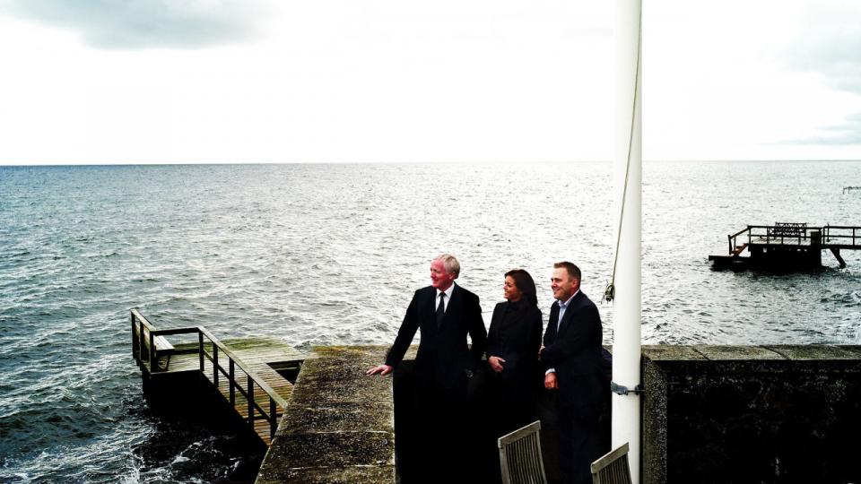 Anders Bruun (t.v.), formand i K.W. Bruun & Co., samt næstformand Maria Louise Bruun-Lander (i midten) har i 2021 fordoblet bundlinjen i familiekoncernen. Arkivfoto: Thomas Nielsen