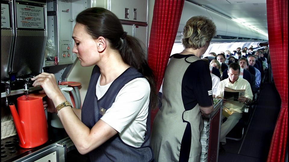 De klassiske opgaver for kabinepersonale er normalt at hjælpe passagererne på plads, servere kaffe og mad og levere den obligatoriske sikkerhedsbriefing. Men SAS’ kabineansatte på skandinaviske ruter skal også stå for mere af rengøringen. Arkivfoto: Claus Bech Andersen