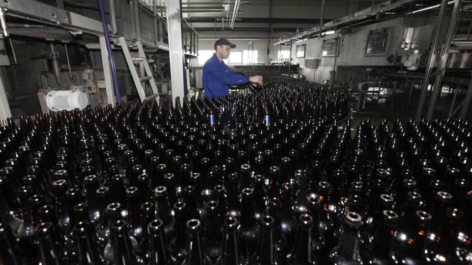 Carlsbergs fabrik i Krasnoyarsk er blandt de aktiver, som koncernen vil af med. Nu er der kommet et nyt russisk benspænd. Arkivfoto: Ilya Naymushin/Reuters/Ritzau Scanpix