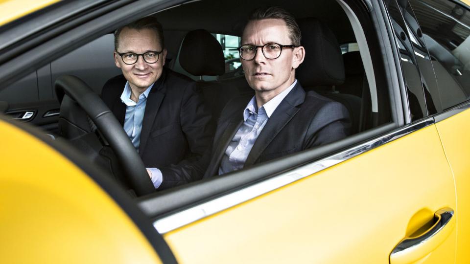 Peter Monk (th. i bilen) ejer sammen med Erik Rasmussen Via BIler, som er blandt Danmarks største bilforhandlere. Arkivfoto: Ida Guldbæk Arentsen/Ritzau Scanpix