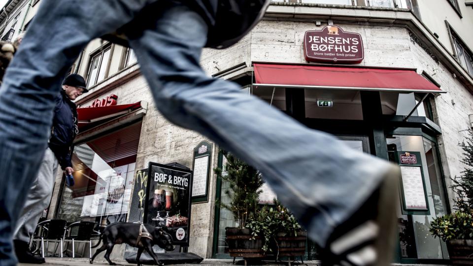 "Men selv om det desværre koster god, statslig coronastøtte at være en del af en arbejdskonflikt, kan man ikke bare selv vælge ved kasse ét og stille sig uden for en konflikt, som man selv har startet," skriver Arne Grevsen, næstformand, Fagbevægelsens Hovedorganisation. Arkivfoto: Mads Claus Rasmussen/Ritzau Scanpix