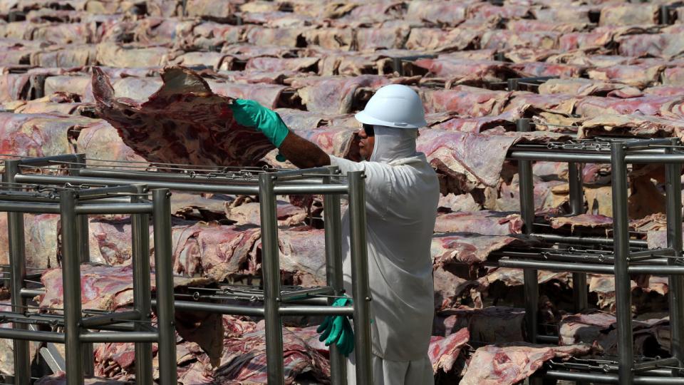 Saltkød lægges til tørring i Brasilien. Bagefter bliver det pakket på en fabrik, der ejes af verdens største kødproducent, JBS. Arkivfoto: Paulo Whitaker/Reuters/Ritzau Scanpix