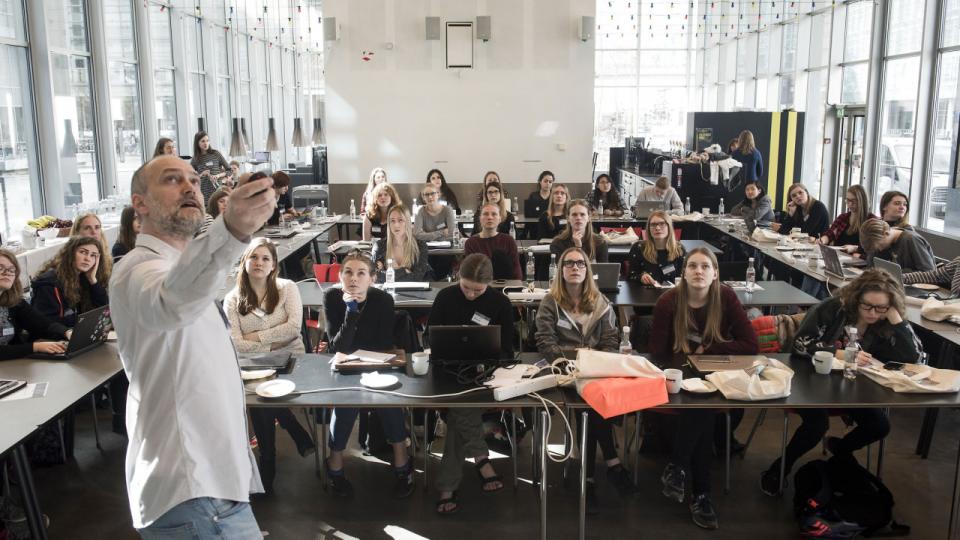 Den akademiske verden er essentiel, når det kommer til at skabe et digitalt miljø af høj klasse