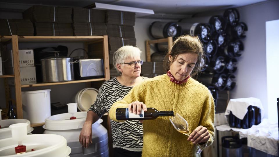 Annemarie Hartvig Jensen (forrest) blander æblejuice, gærceller og honning til sin mjød, der skal minde mere om champagne end øl. Arkivfoto: Jonas Pryner.